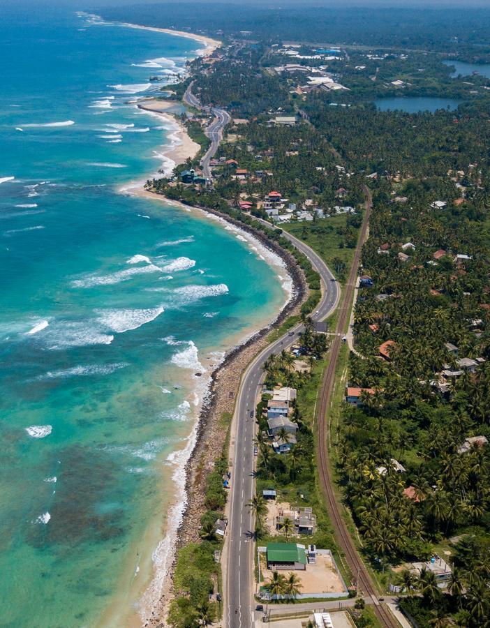 Beach Front Hotel Ahangama Buitenkant foto