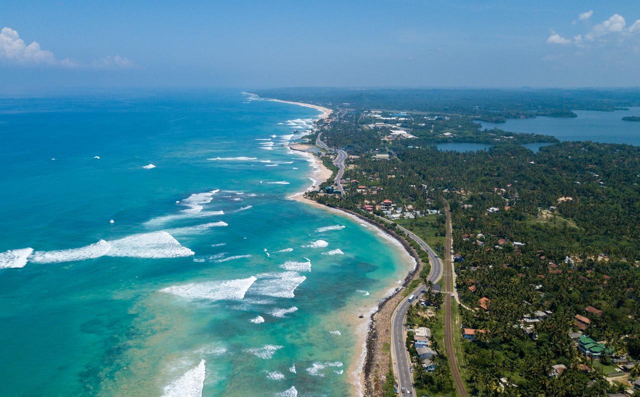 Beach Front Hotel Ahangama Buitenkant foto