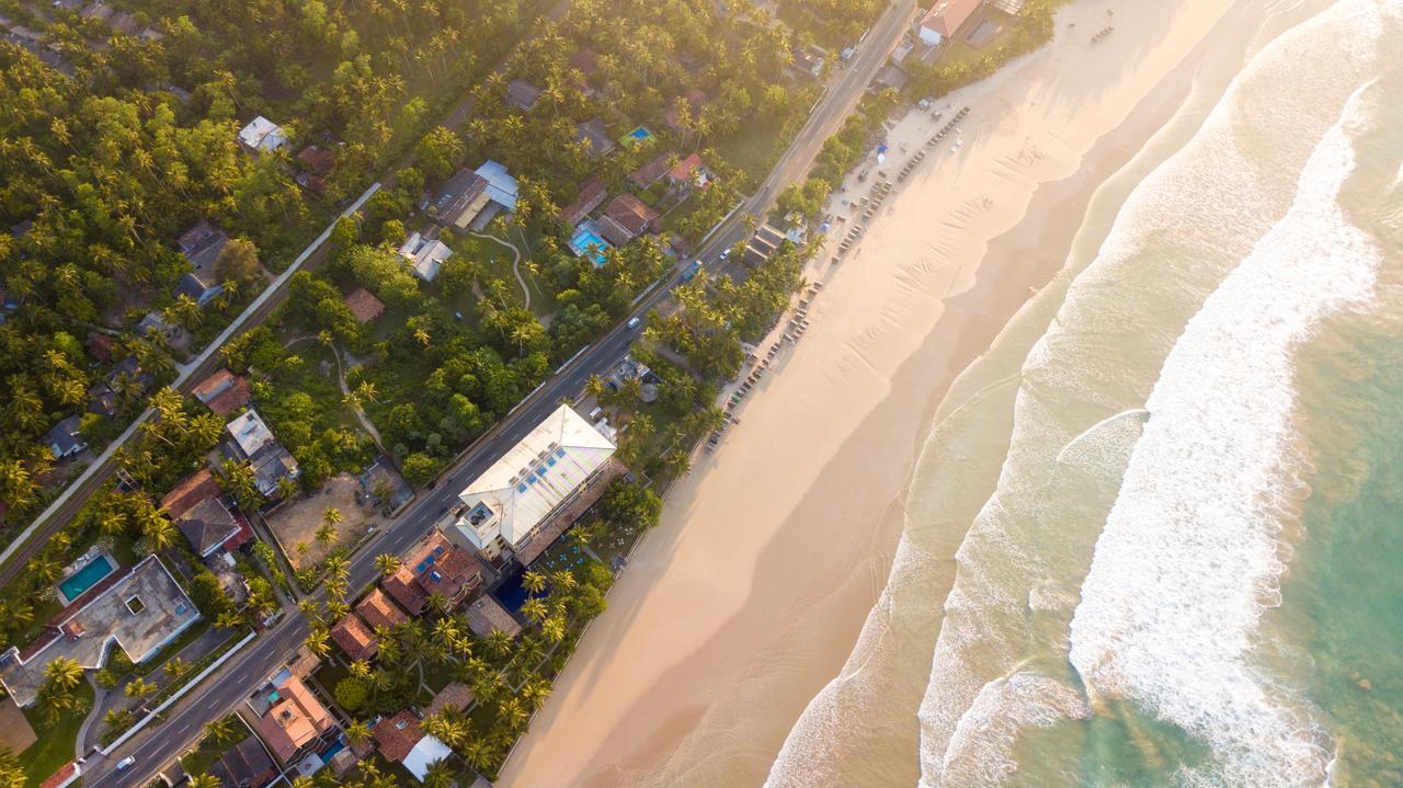 Beach Front Hotel Ahangama Buitenkant foto